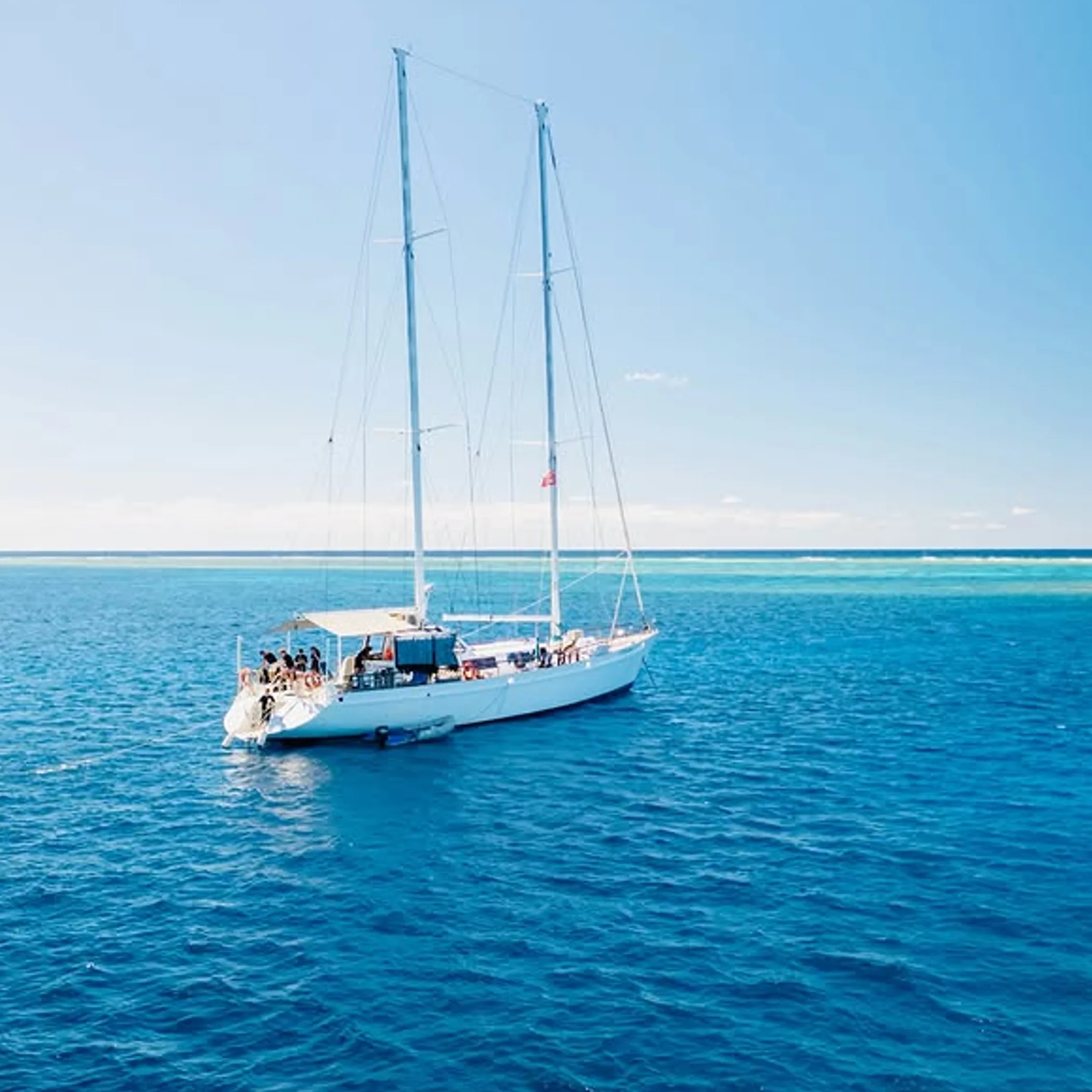 reef tour sailboat in tropical waters